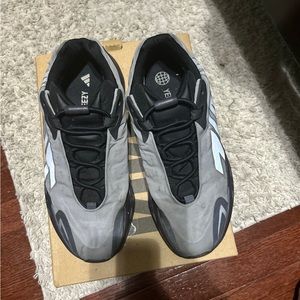 Yeezy mnvn 700 metallic